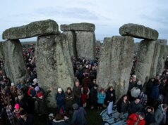 Milhares de pessoas se reúnem para celebrações do solstício de inverno em Stonehenge