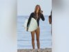 Gisele Bündchen exibe corpo pós-bebê em sessão de fotos em Miami Seashore com prancha de surf