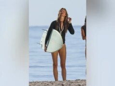 Gisele Bündchen exibe corpo pós-bebê em sessão de fotos em Miami Seashore com prancha de surf