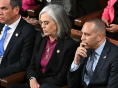 Democratas moderados recuam enquanto progressistas agem para destituir Jeffries e Clark por causa da estratégia de Trump