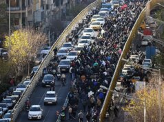 Manifestantes iranianos entram em confronto com as forças de segurança enquanto gás lacrimogêneo enche as ruas de Teerã em meio a distúrbios em todo o país