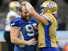O veterano do Blue Bombers, Jake Thomas, troca chuteiras por prancheta em nova função de treinador