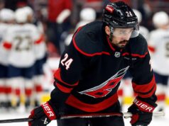 Brind’Amour: Seth Jarvis ‘fora um pouco’ após bater no poste contra os Panteras