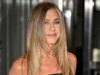 Jennifer Aniston oferece uma rara visão das celebrações do feriado com o namorado Jim Curtis