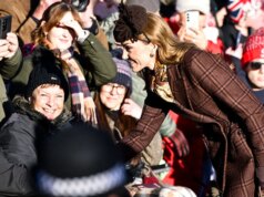 Kate Middleton é o centro das atenções na caminhada actual de Natal enquanto Andrew fica congelado