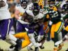 Derrick Henry marca quatro TDs, Ravens vence Packers para permanecer vivo