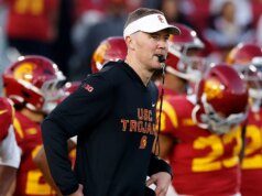 O técnico do USC, Lincoln Riley, culpa Notre Dame por encerrar a rivalidade de 96 anos com uma chocante mudança de horário