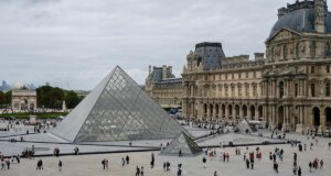O estouro de um cano no Louvre danifica de 300 a 400 livros raros na coleção da biblioteca de antiguidades egípcias