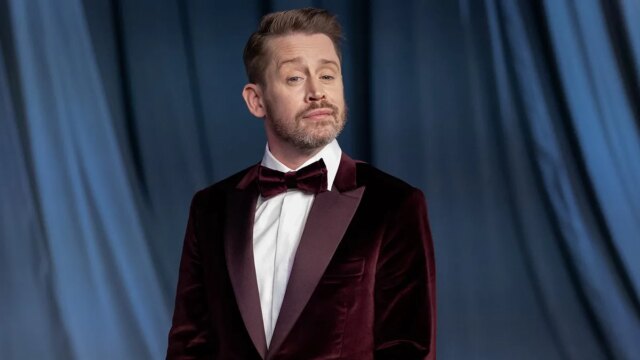 macaulay-culkin-red-suit.jpg