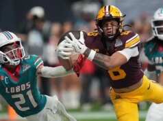 O large receiver de Minnesota faz uma incrível captura de mergulho para vencer o jogo de bowl