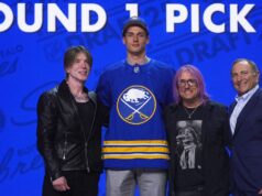 O astro da defesa tcheca, Radim Mrtka, é questionado na estreia do WJC contra o Canadá