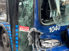 Vídeo aterrorizante mostra ônibus MTA fora de controle atropelando carros no Bronx, ferindo 8