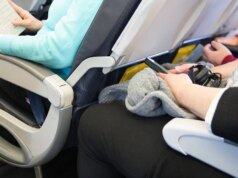 Folhetos alertam que as viagens aéreas estão se tornando insuportáveis à medida que os assentos dos passageiros continuam diminuindo