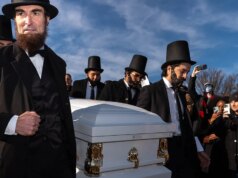 Funeral simulado realizado por um centavo no Lincoln Memorial quando a produção de moedas de 230 anos termina