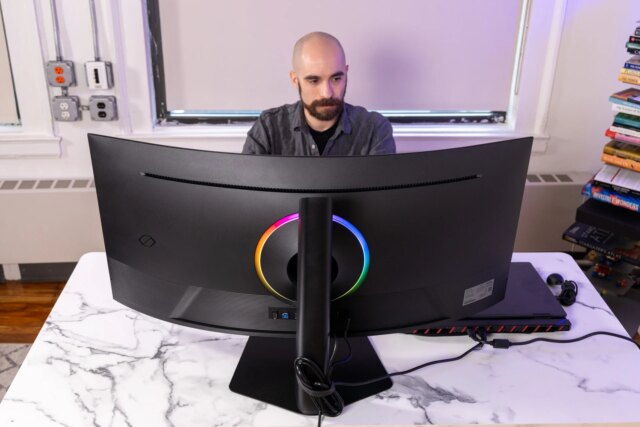 samsung-odyssey-g7-03.jpg