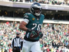 Os Eagles derrotaram os Raiders e quebraram uma seqüência de três derrotas consecutivas, com Dallas Goedert marcando dois touchdowns