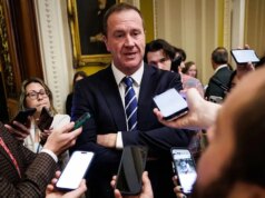 O senador Eric Schmitt diz que ‘não vai se desculpar’ quando a China o atingir com um processo de US$ 50 bilhões