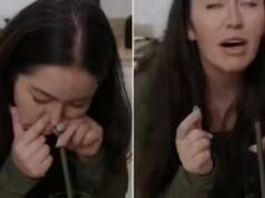 Mulher mistura todas as refeições e come cheirando a comida pelo nariz