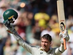 A Inglaterra faz incursões para manter vivas as esperanças de Ashes, apesar do excelente século de Carey