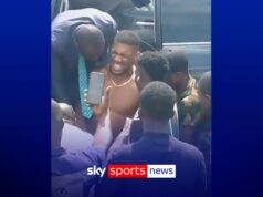 Joshua ajudou no veículo após acidente de carro deadly na Nigéria