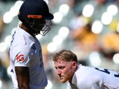 A Inglaterra cai em direção à derrota na série Ashes enquanto as rebatidas falham novamente