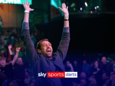 Momento hilariante A multidão de Ally Pally enlouquece… por Peter Crouch!