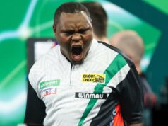 O herói queniano Munyua quer manter a vespa Ally Pally como amuleto da sorte