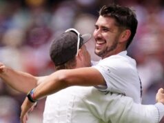 A Inglaterra rolou para 110 depois de Tongue ter feito cinco gols no dia de 20 postigos no MCG