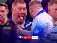 Evans aponta sarcasticamente para o árbitro após ser penalizado por lance de falta!