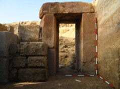 Restos do antigo templo do rei dedicado ao deus sol encontrados no Egito