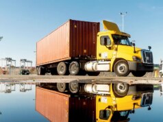 Caminhoneiros migrantes processam o DMV da Califórnia por carteiras de motorista comerciais canceladas