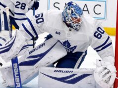 Woll do Maple Leafs retornando contra Blackhawks, Stolarz não progride