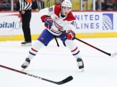 Lane Hutson se aproxima de Cale Makar