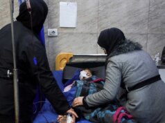 Moradores fogem enquanto os combates em Aleppo reacendem