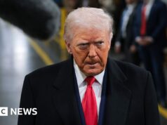 ‘Apropriado e inequívoco’: Casa Branca defende Trump por gesto do dedo médio para questionador