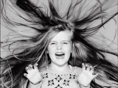 Uma estudante de 14 anos que perdeu o cabelo da ‘Pequena Sereia’ devido ao câncer doa novas mechas para uma instituição de caridade que a ajudou a vencer a doença