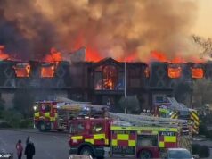 Enorme incêndio irrompe no histórico clube de golfe em Essex, com a sede do clube em chamas