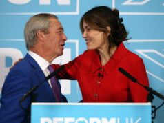 A ‘mãe vigilante’ (de sete) concorrendo para ser prefeita da Reforma em Londres: Laila Cunningham é a filha muçulmana de migrantes que Farage espera poder derrotar Sadiq Khan