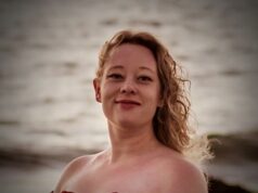 A esposa da vítima do tiroteio no ICE diz ‘Eu a fiz vir aqui’ para confrontar os agentes enquanto ela desaba em uma filmagem angustiante