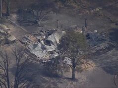 Busca urgente por família desaparecida após incêndio florestal em Victoria: dois adultos e uma criança desaparecem enquanto o inferno se intensifica destruindo casas