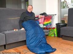 Moradores de rua escapam do frio congelante assumindo o controle de um restaurante que foi forçado a fechar por causa de um resort para migrantes ao lado – enquanto voluntários criticam o governo por ‘padrões duplos’