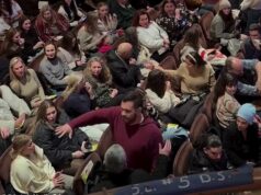 Tio sem sentido humilha mulheres rudes por cantarem e falarem durante a apresentação de Mamma Mia na Broadway! – então os expulsa do teatro