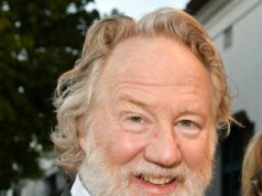 O ator de West Wing, Timothy Busfield, enfrenta acusações de abuso sexual infantil enquanto a polícia emite mandado de prisão