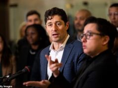 O desafiador prefeito de Minneapolis rejeita o novo vídeo do tiroteio do ICE e diz que o agente ‘saiu saltando’ enquanto os manifestantes invadem as ruas da cidade, indignados com a morte da mãe de três filhos