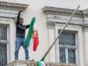 Dissidentes removem a bandeira iraniana da embaixada e queimam fotos do aiatolá Khamenei enquanto milhares de pessoas protestam no Reino Unido e em toda a Europa contra o regime