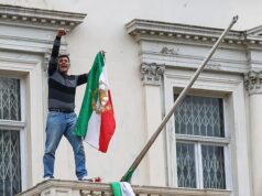 Dissidentes removem a bandeira iraniana da embaixada e queimam fotos do aiatolá Khamenei enquanto milhares de pessoas protestam no Reino Unido e em toda a Europa contra o regime