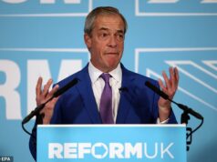 ‘Spineless Starmer está transformando o Reino Unido em um pigmeu militar’: Farage critica o primeiro-ministro enquanto o líder do Irã no exílio implora por apoio britânico e altos escalões alertam sobre a crise de financiamento