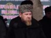 O implacável amigo senhor da guerra checheno de Putin, Kadyrov, ‘está em coma e membros da família estão afluindo para o seu lado’
