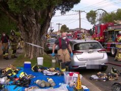 Cenas angustiantes quando um menino de três anos é morto em um incêndio em uma casa de terror
