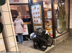 Minha noite no McDonald’s ‘mais assustador’ da América, que é tão perigoso que nem tem PORTA, com moradores locais assustados rebatizando-o de ‘McStabby’s’